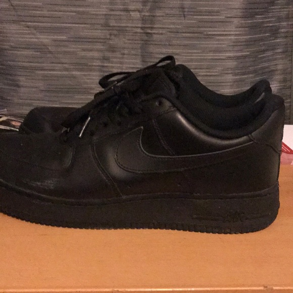 All black barely worn and I the shield are stillin - Picture 2 of 2